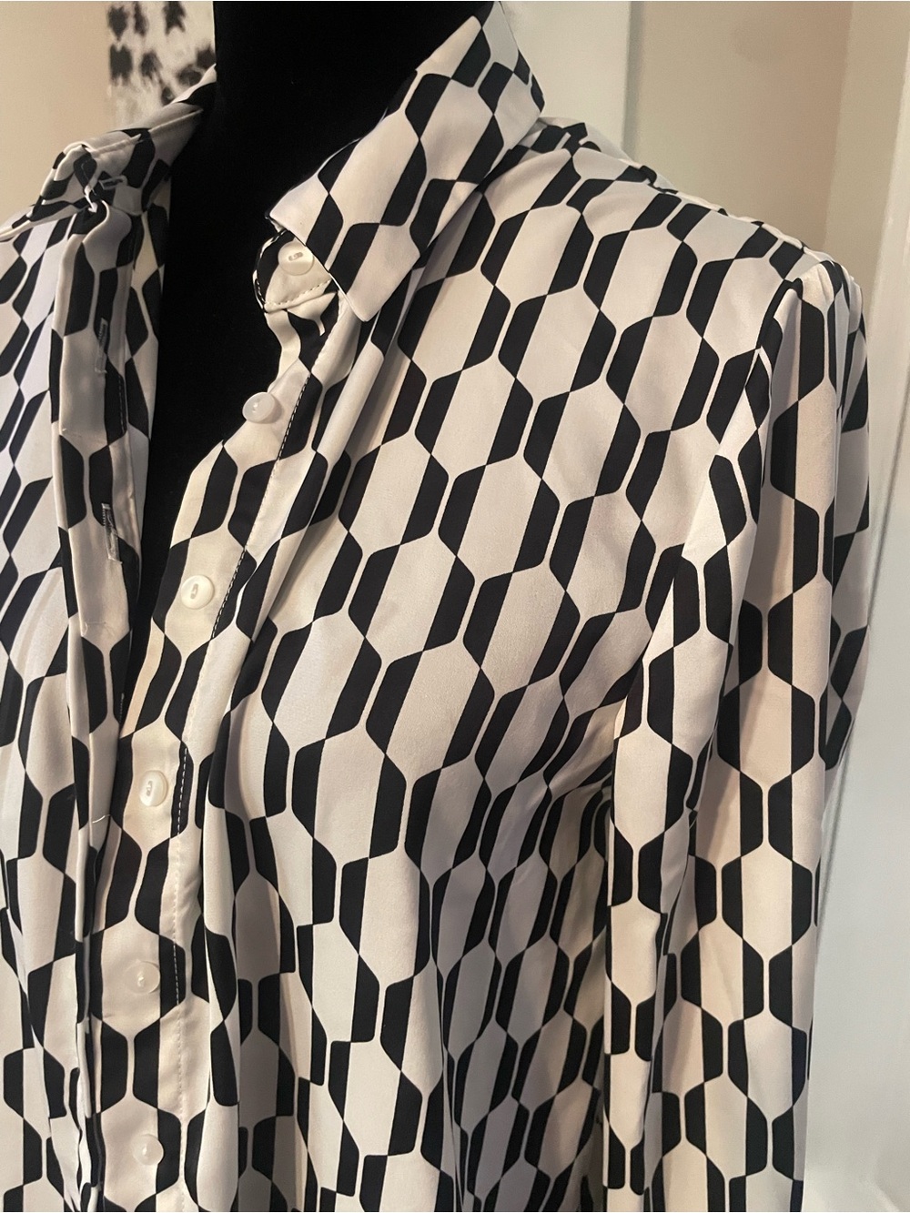 Smooth silky feel blouse geometric pattern button top long sleeve Small Modern - Picture 2 of 8